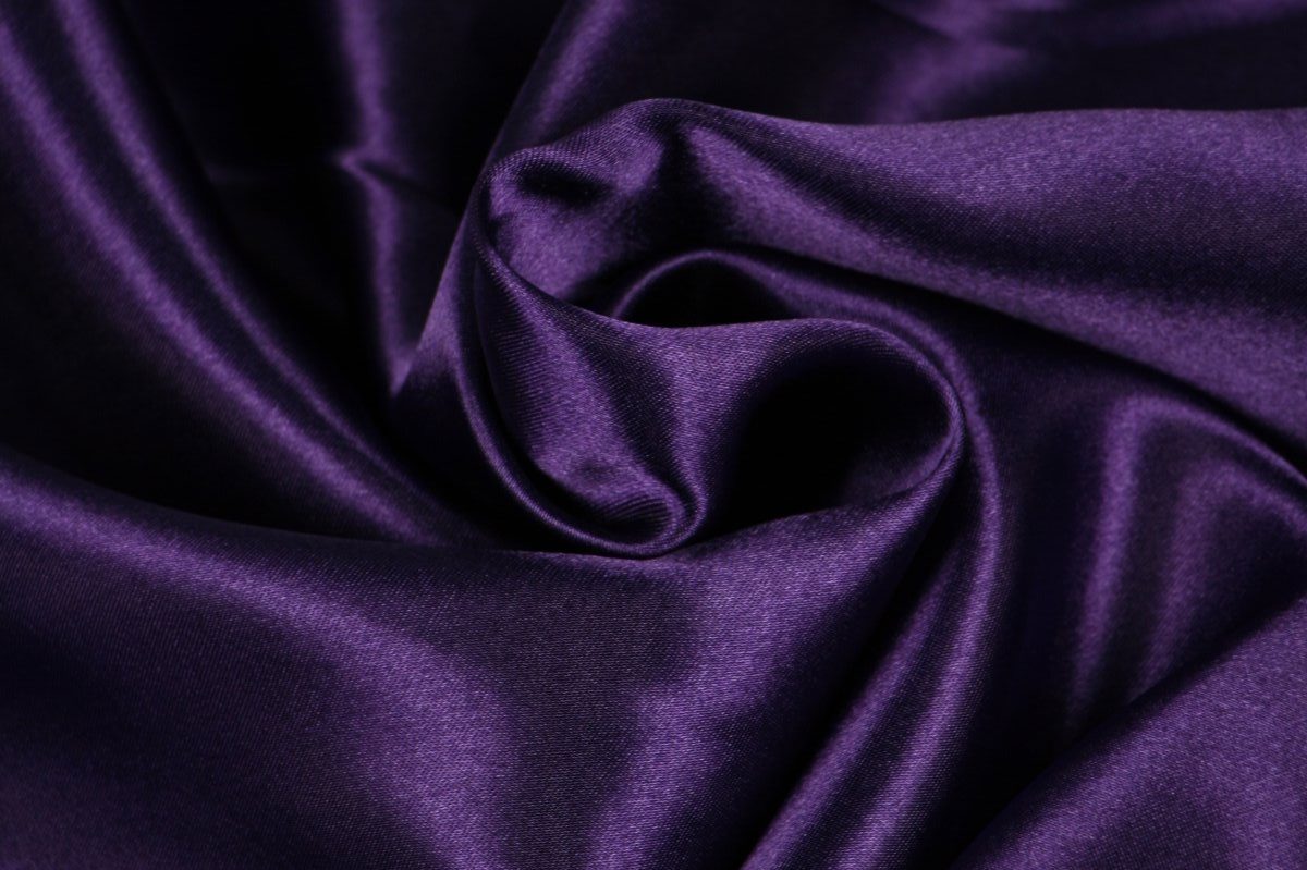 Waarom Satijn de Perfecte Keuze is voor Luxe Stoffen en Decoratie
