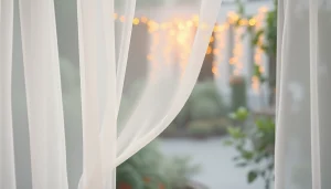 Voile stof die soepel in de wind waait en elegantie uitstraalt in een zonovergoten tuin.